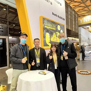 Foto con clientes visitantes de Dingtai en la Feria de Cantón