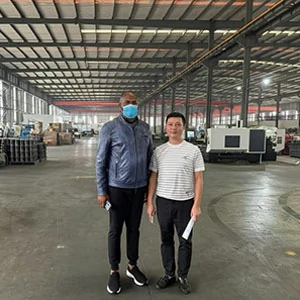 Recepción de clientes visitantes en la fábrica y foto agradable